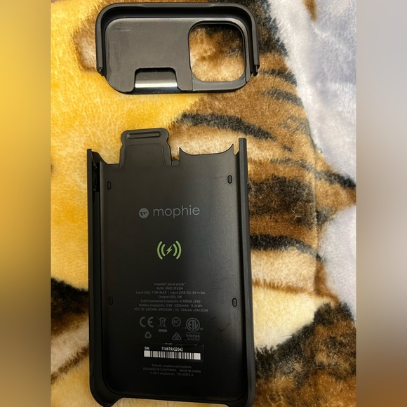 Lightly used Mophie charging case for IPhone 11Pro Max - Picture 4 of 4